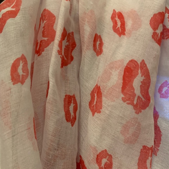 Kiss 💋 infinity scarf 🧣 - Picture 2 of 4